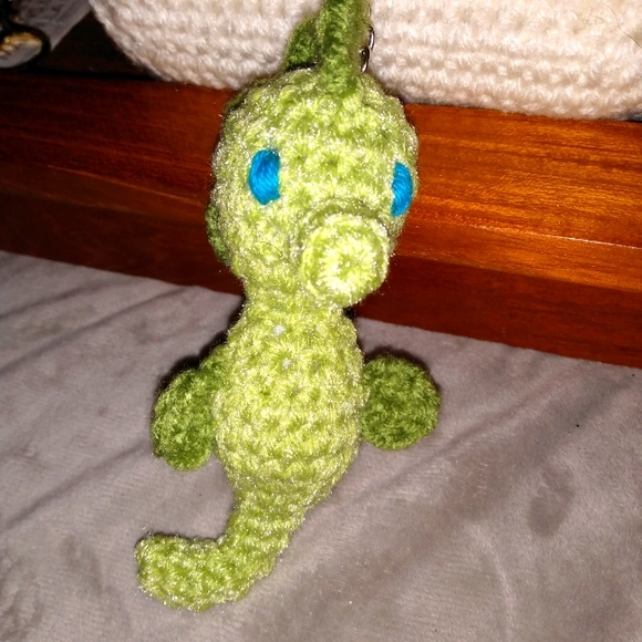NEW Keychain Seahorse Purse Backpack Tag Green Crochet HANDCRAFTED - Picture 5 of 7